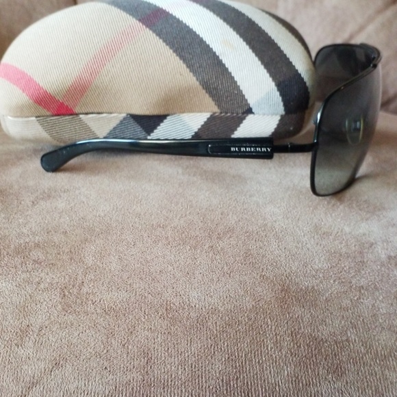BURBERRY Sunglasses with Case - Picture 5 of 6